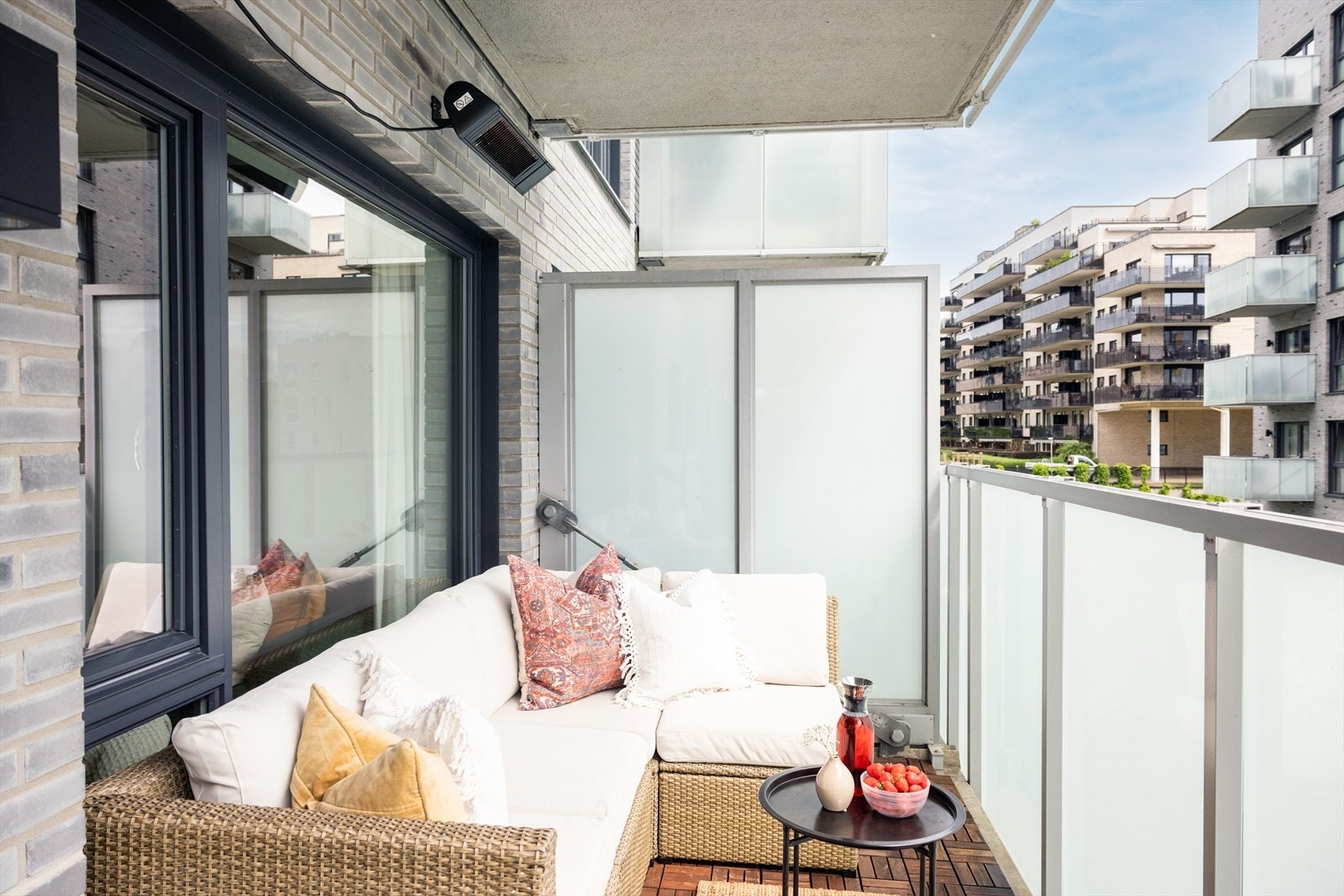 Fra stuen er det utgang til en herlig sydvendt balkong på ca. 8 m² med gode solforhold. På vår- og sommerhalvåret blir balkongen som en forlengelse av stuen. Det er også montert varmelampe. Galleribilde