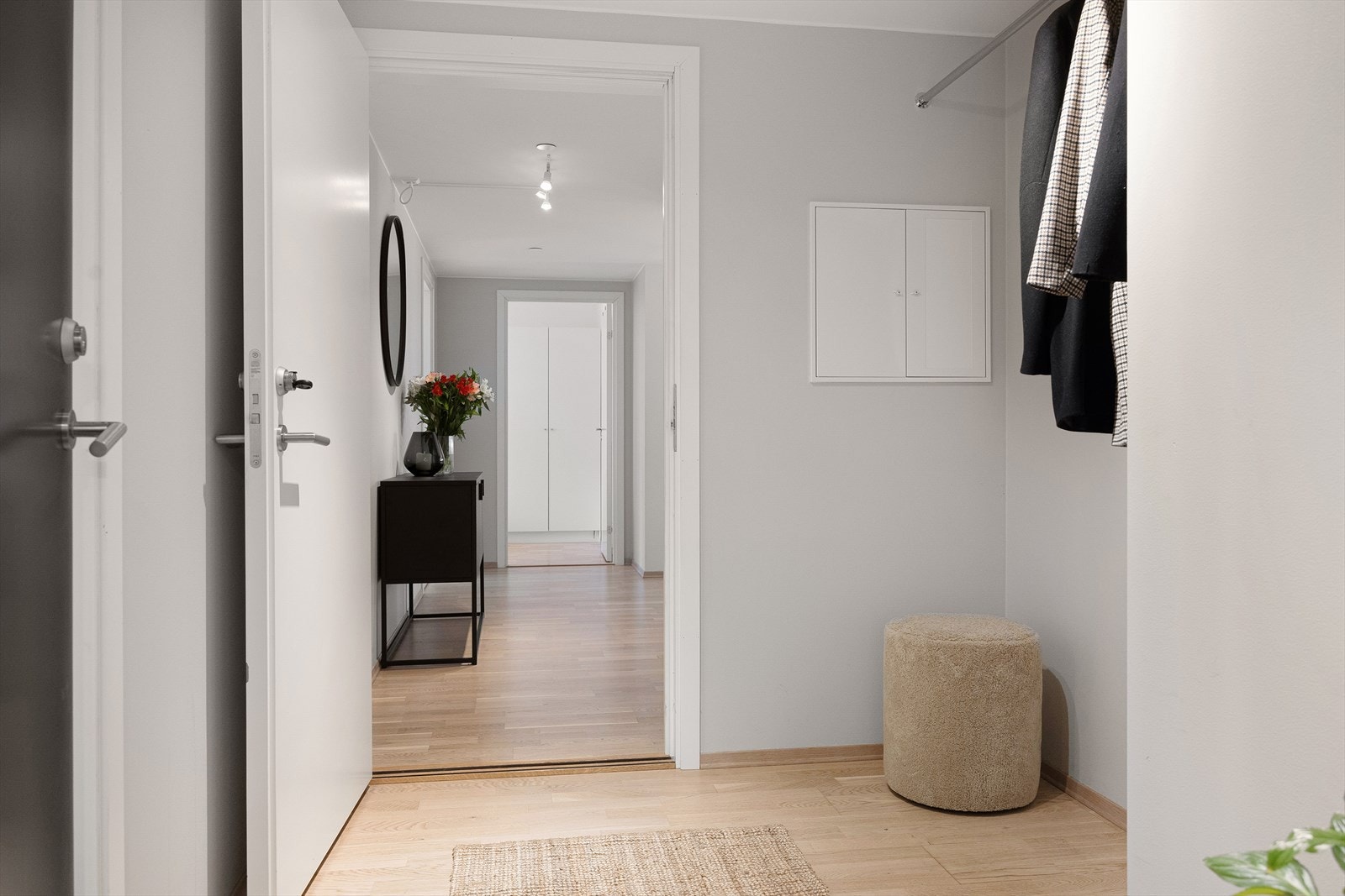 Leiligheten har en innbydende entré som skaper et umiddelbart godt førsteinntrykk. Det er god plass til oppbevaring av klær, sko og tilhørende møbler. Galleribilde