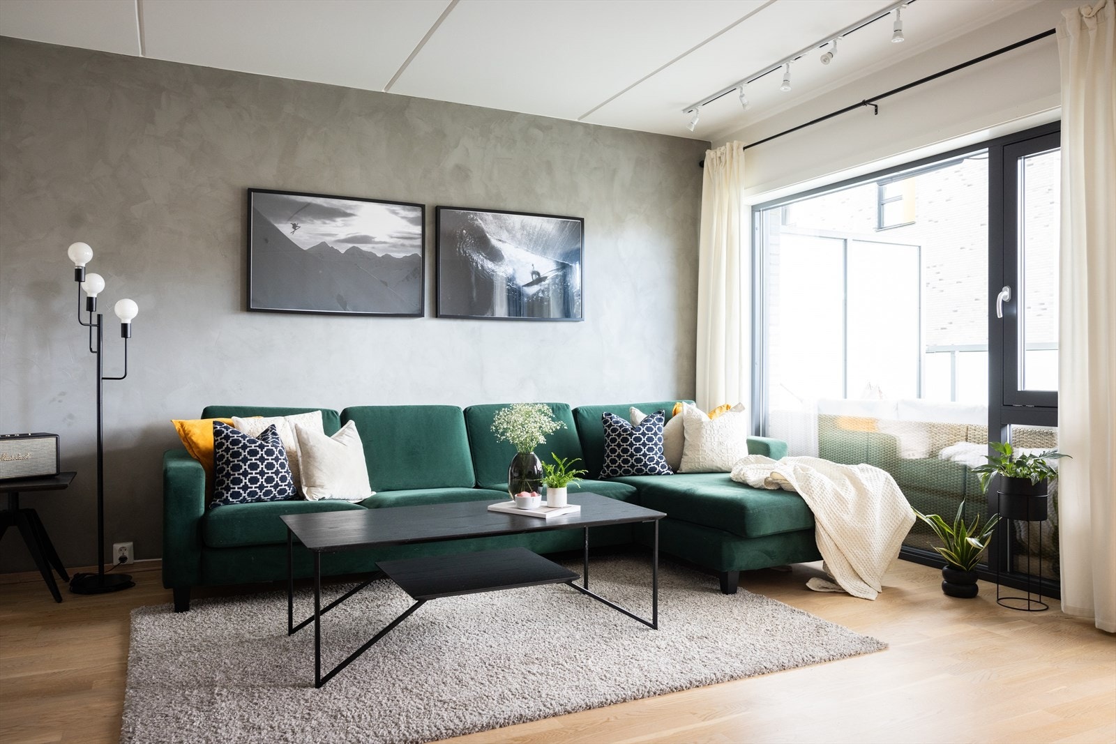 Stuen er lys og luftig med store vindusflater som sørger for rikelig med innslipp av naturlig lys. Planløsningen åpner opp for flere møbleringsmuligheter med god plass til sofagruppe, TV-møbler og spisebord med tilhørende stoler. Galleribilde
