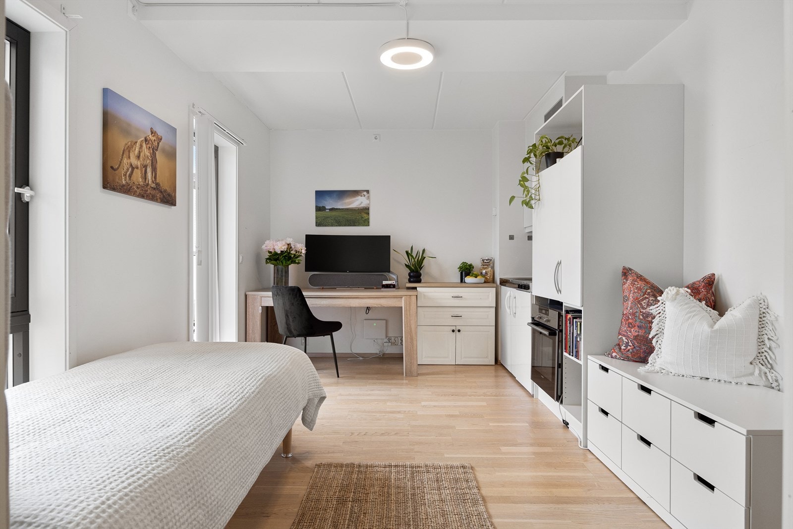 Lys stue med plass til sofagruppe samt tilhørende møbler. Gulvet er belagt med flott 3-stavs parkett, og overflatene er malt i behagelige og lyse fargetoner. Fra stuen er det utgang til en hyggelig nordvestvendt balkong på ca. 2 m². Galleribilde