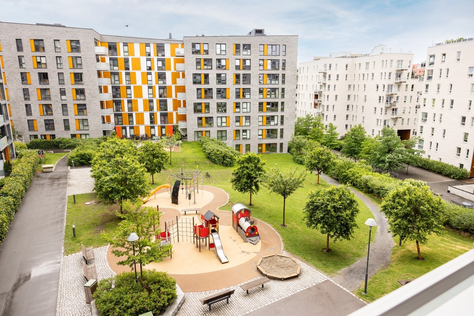 Fra balkongen er det flott utsyn ut mot pent opparbeidede fellesarealer. Galleribilde