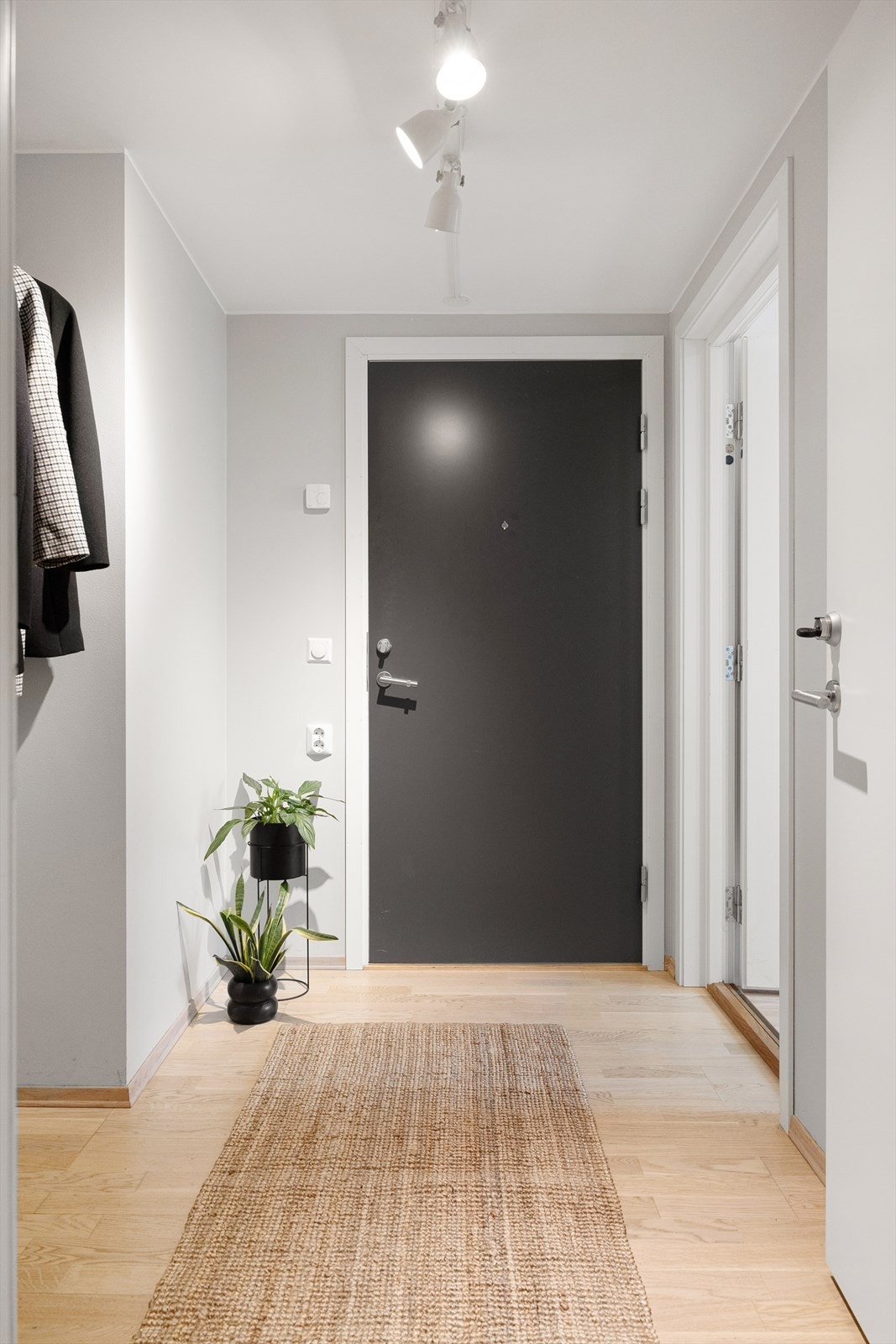 Fra entréen er det egen adgang til hoveddel og hybel. Hybelen har egen porttelefon. Galleribilde
