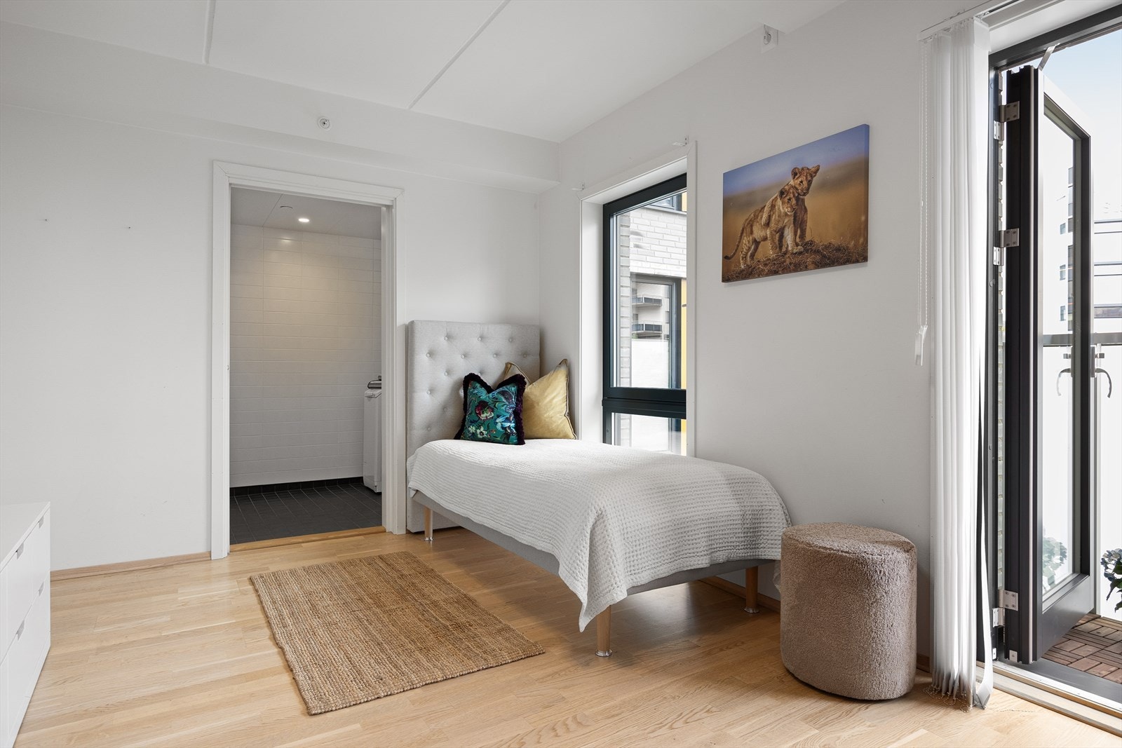 Dette er en ypperlig mulighet for deg som ønsker utleie, eller om du ønsker å benytte det som i dag er hybelen som et master bedroom med eget bad og balkong. Galleribilde