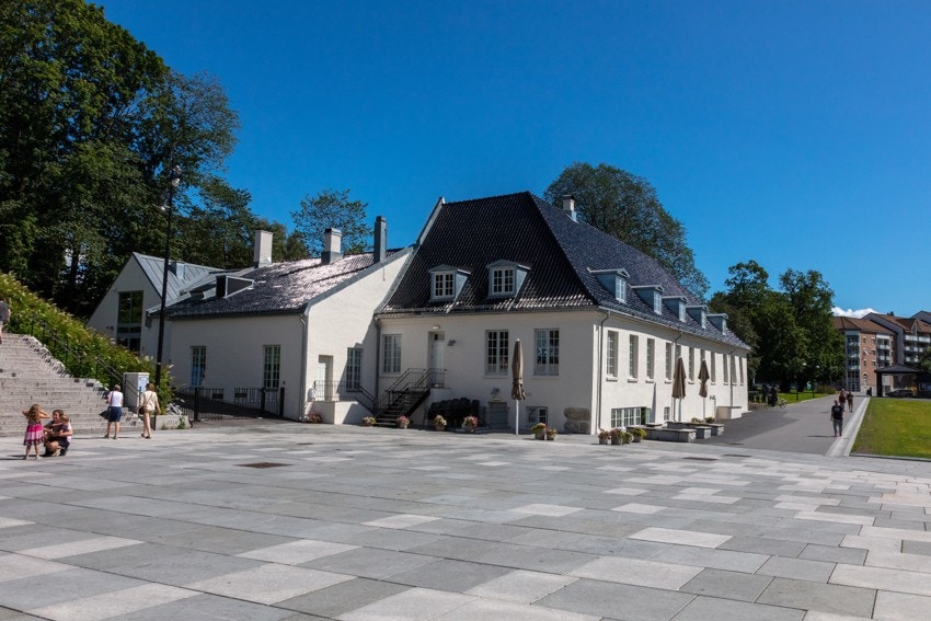 En kort spasertur unna ligger Vulkan-området med Nedre Foss gård og Mathallen, samt Kubaparken Galleribilde