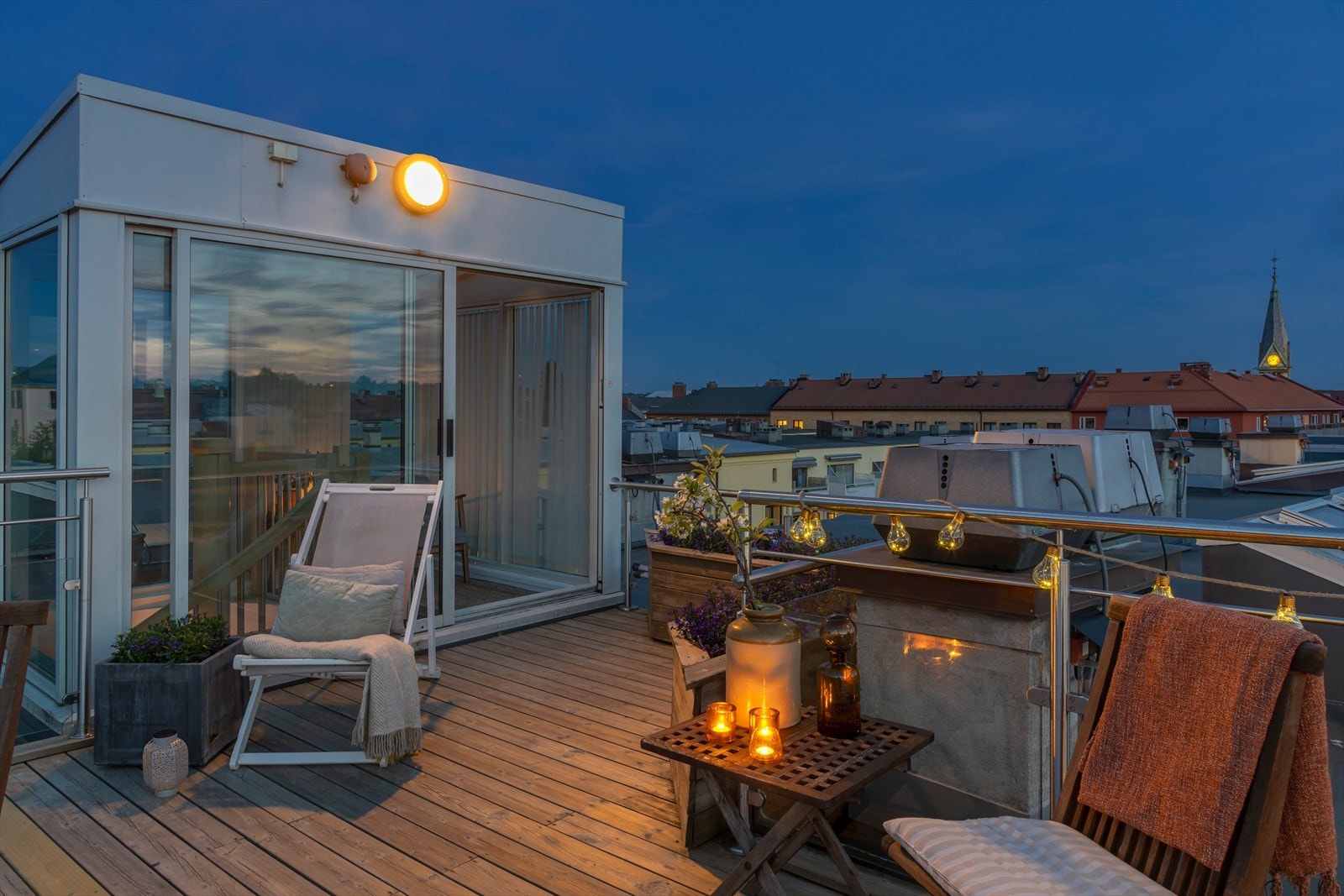 Privat takterrasse på kveldstid Galleribilde