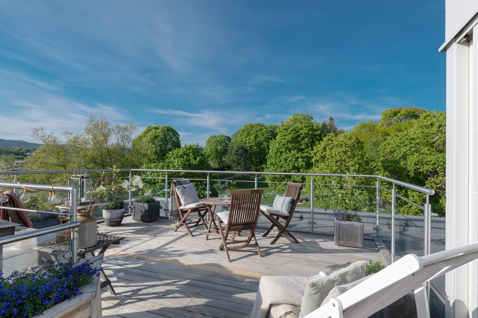Trapp fra leiligheten opp til en fantastisk privat takterrasse på 21 kvm etablert i 2007 Galleribilde