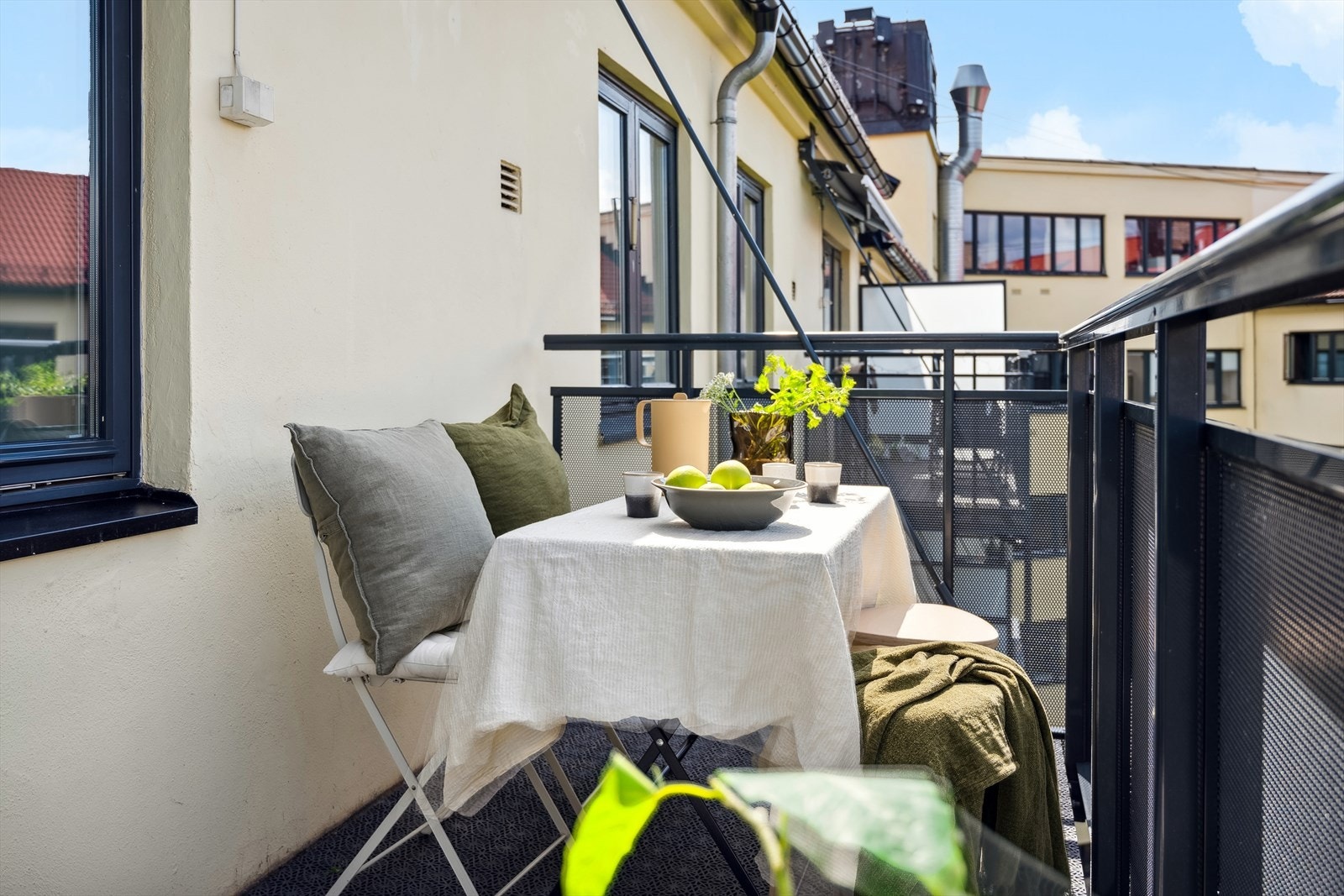 Balkongen vender mot bakgård og har gode solforhold fra 14-21 sommerstid Galleribilde