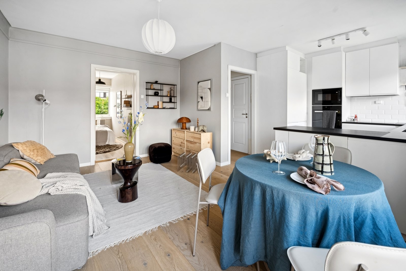 Stuen har en fin løsning med plass til sofa og spisebord Galleribilde