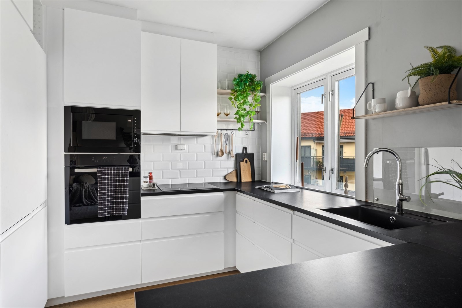 Kjøkkenet er tidsriktig og stilfritt fra 2018 Galleribilde