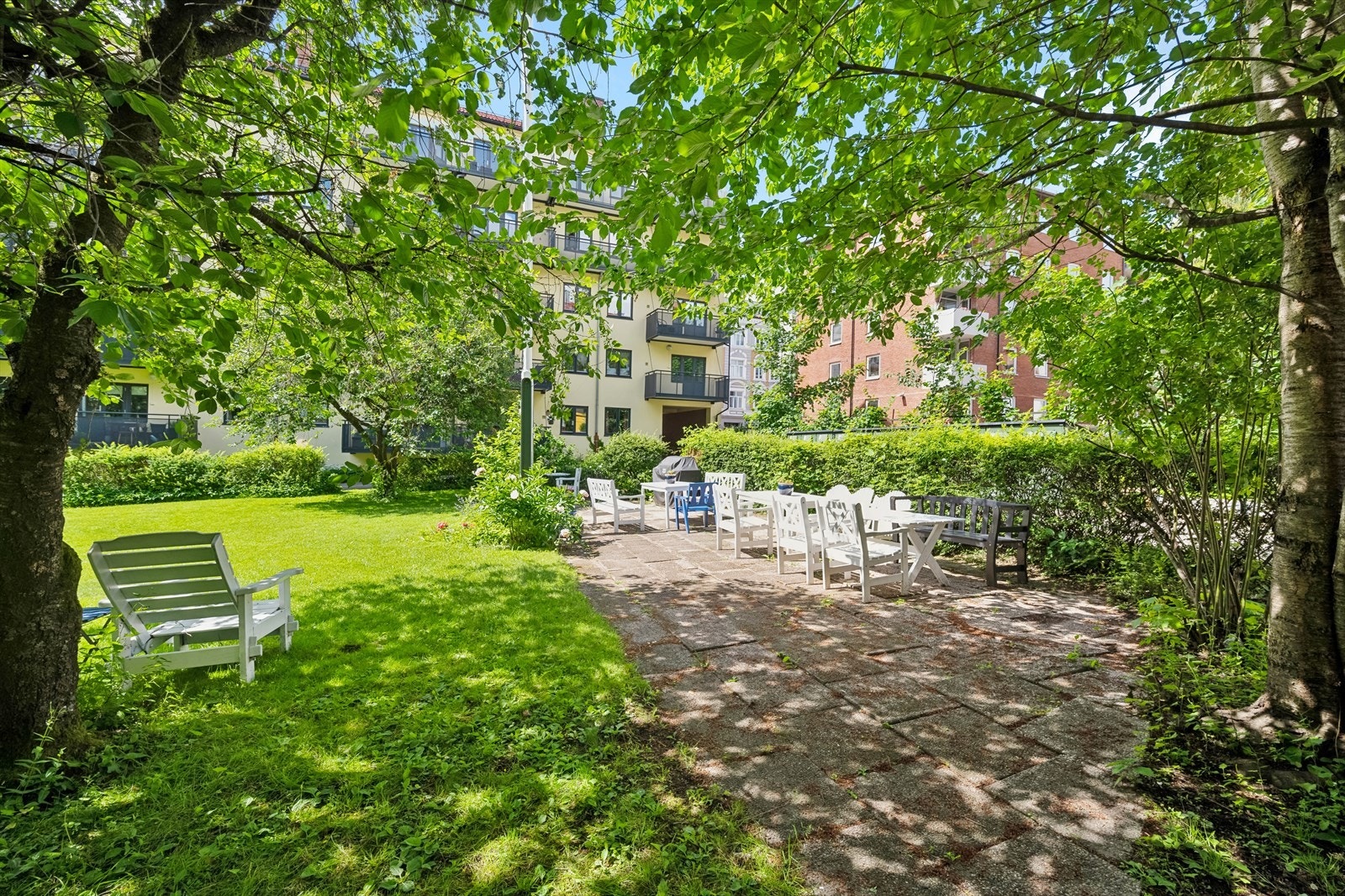 Hyggelig og frodig bakgård Galleribilde