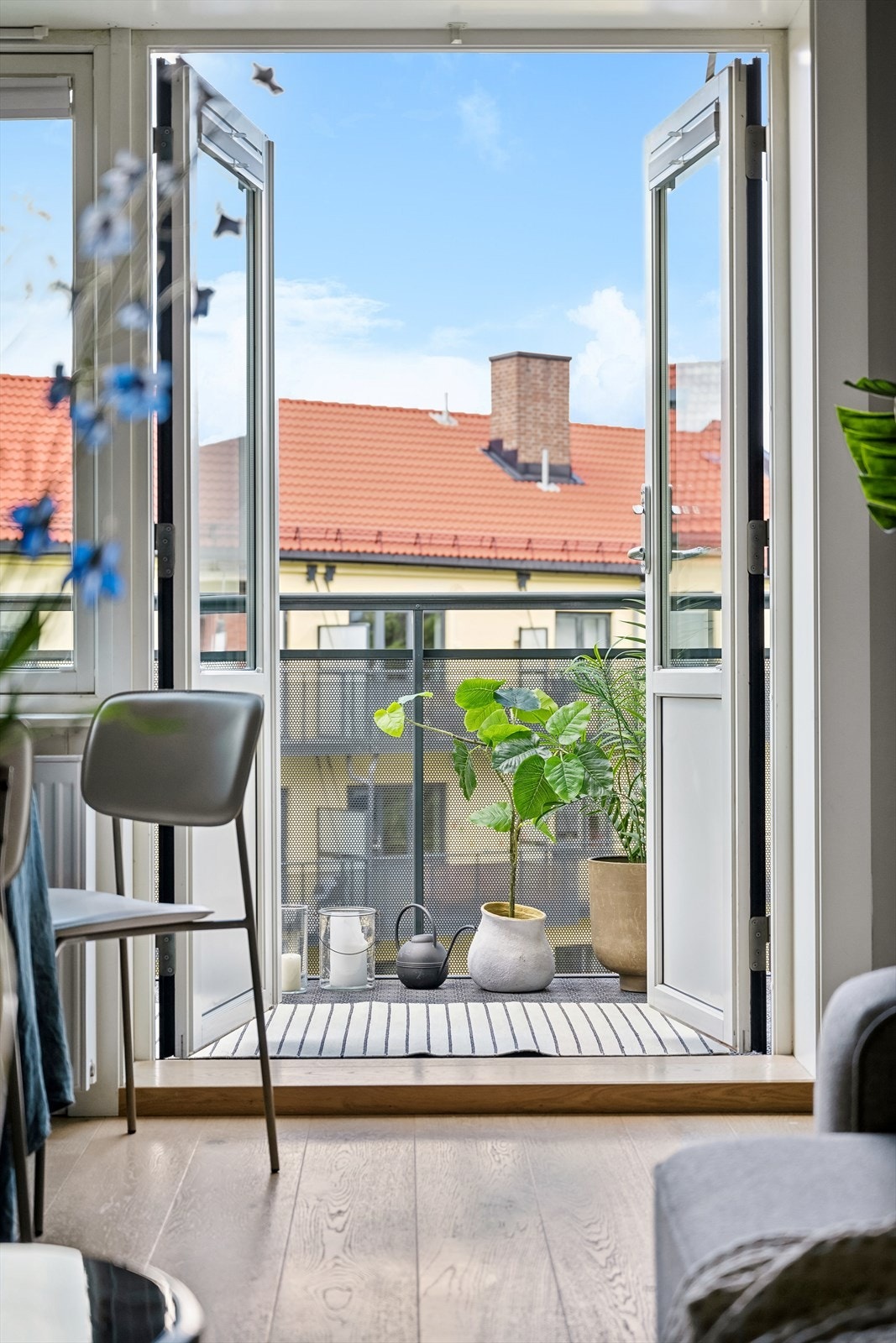 Leiligheten ligger i byggets 5.etasje med utgang til balkong vendt mot bakgård med nydelige solforhold og lite innsyn! Galleribilde