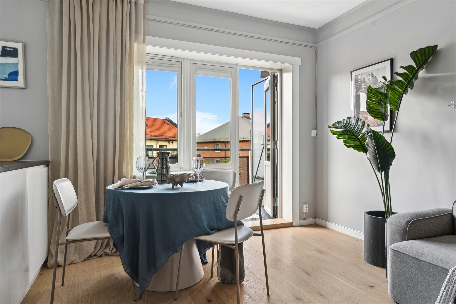 Fra stuen er det utgang til en nordvestvendt balkong Galleribilde