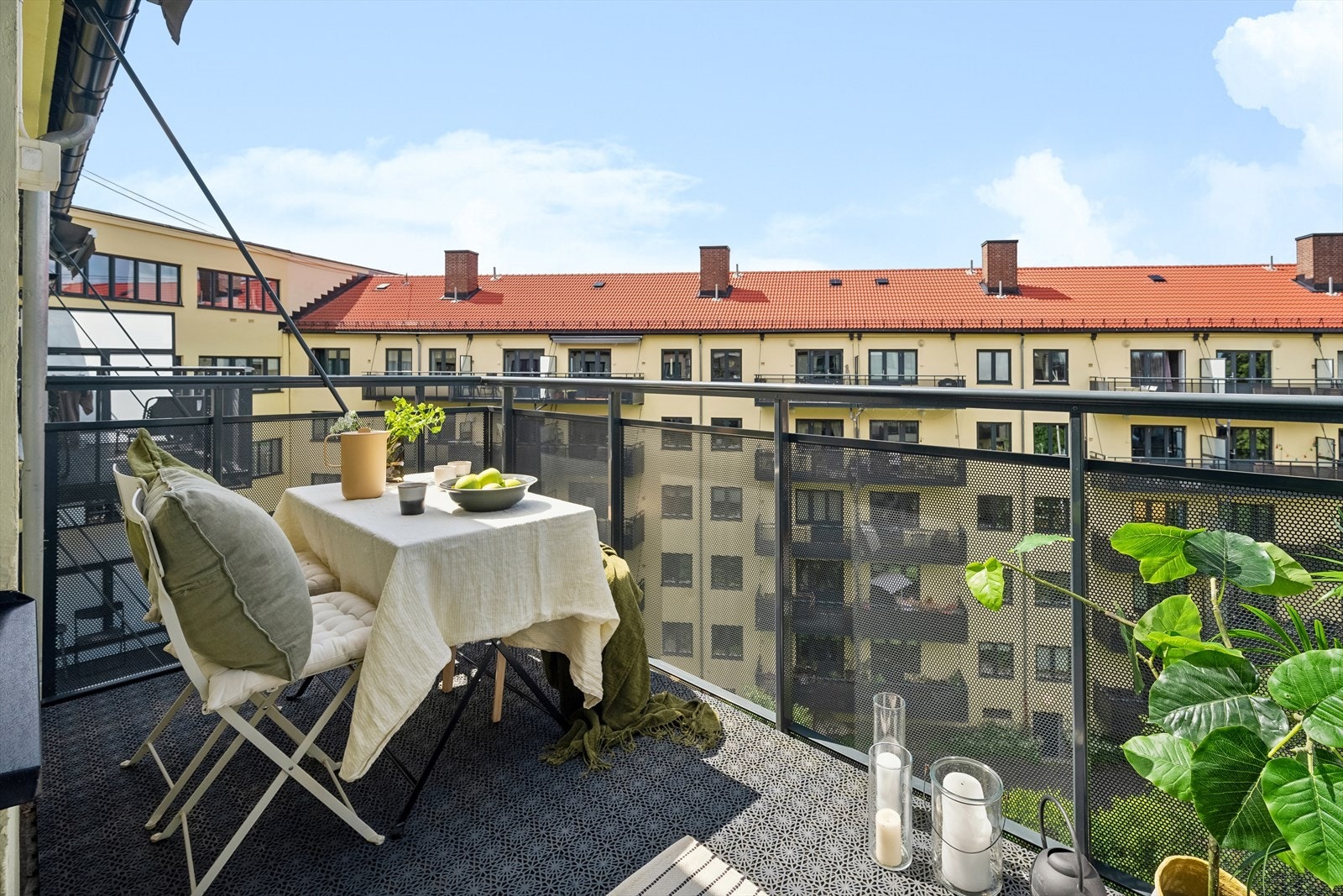 Balkongen er på ca. 6,6 m² med god plass til utemøbler Galleribilde