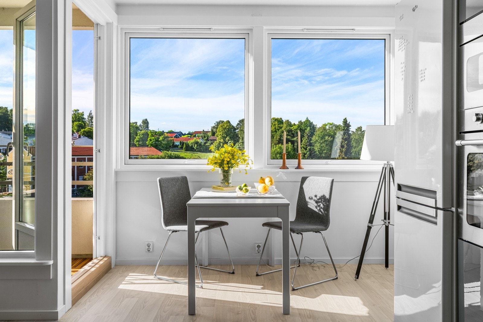 Stuen og kjøkkenet får godt med naturlig lysinnslipp fra store vindusflater. Det passer utmerket å innrede med et lite spisebord foran vinduene. Galleribilde