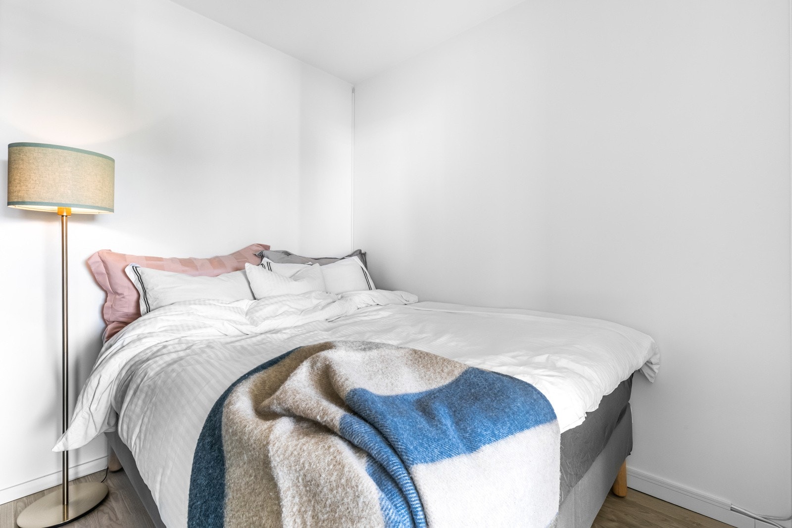 Sovealkoven er har plass til dobbeltseng og har i likhet med resten av leiligheten laminatgulv fra 2018. Galleribilde