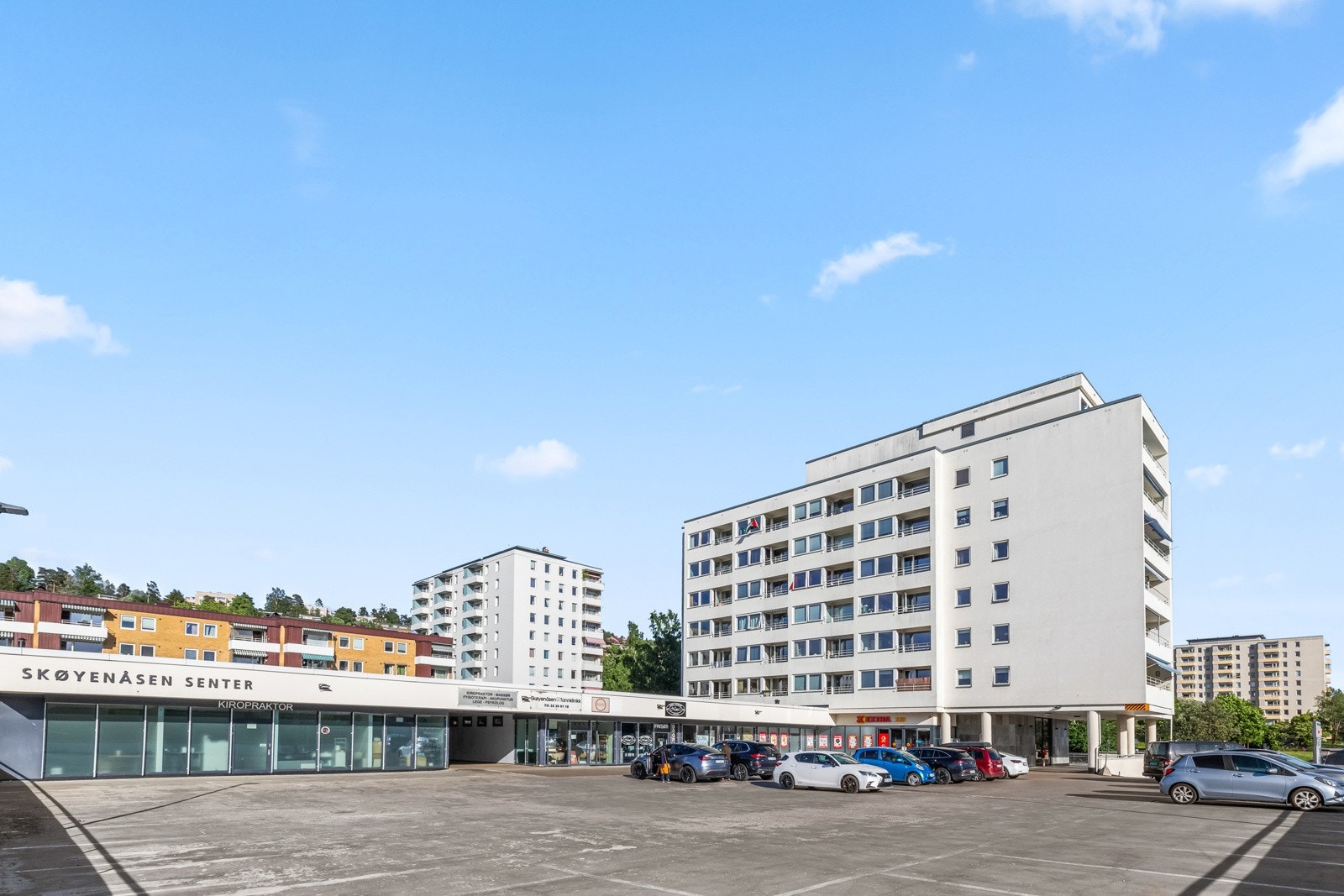 Eiendommen ligger sentralt og attraktivt til, med umiddelbar nærhet til matbutikk, busstopp og T-banestasjon. Galleribilde