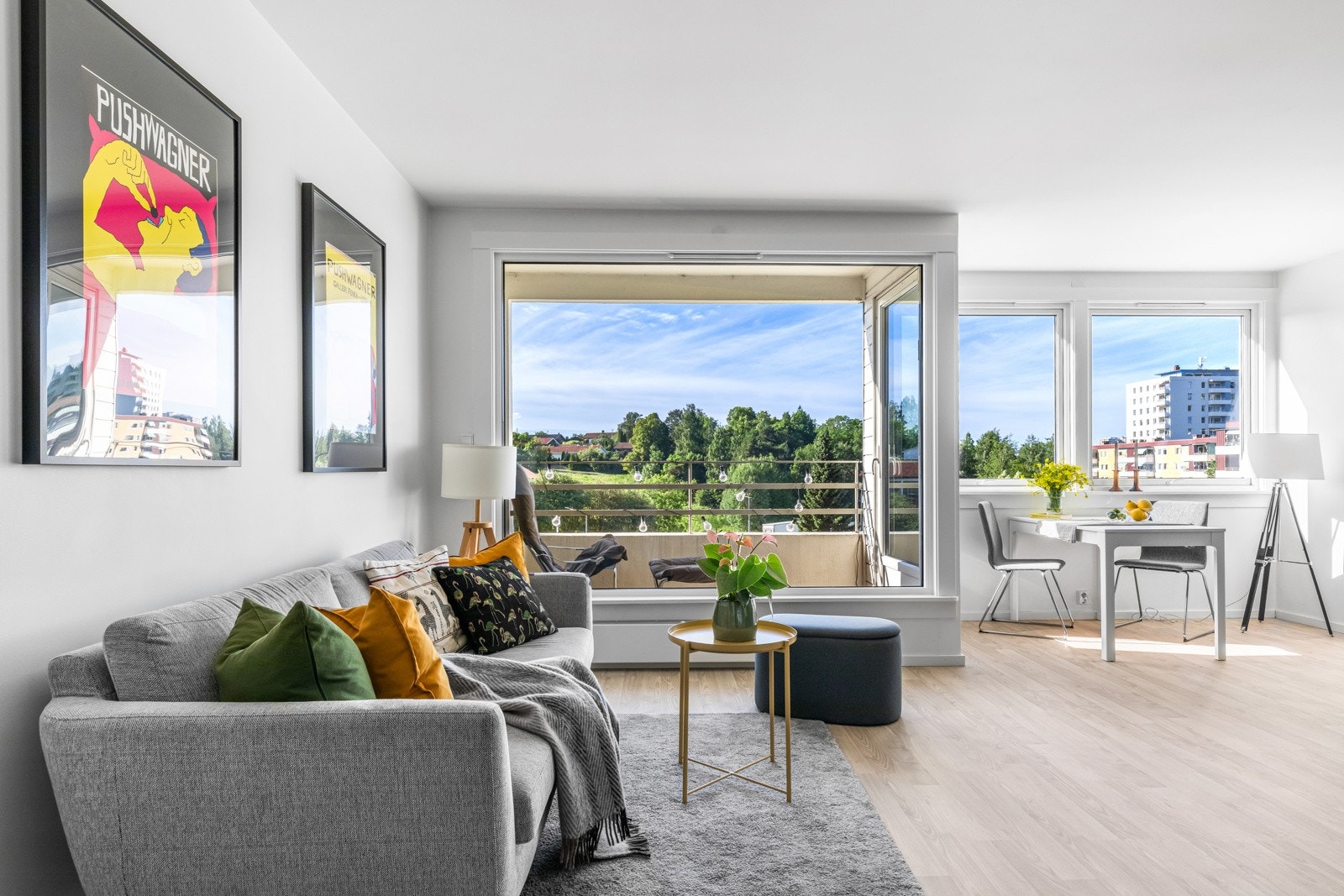 Leiligheten ble betydelig oppusset i 2018 med nytt laminatgulv, nye helsparklede overflater, ny kjøkkeninnredning, dører og listverk. Galleribilde