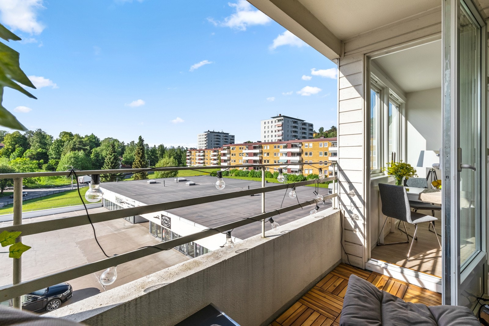 Det er fin plass til stoler og bord, og på husveggen er det montert både utestikk og utebelysning. Galleribilde