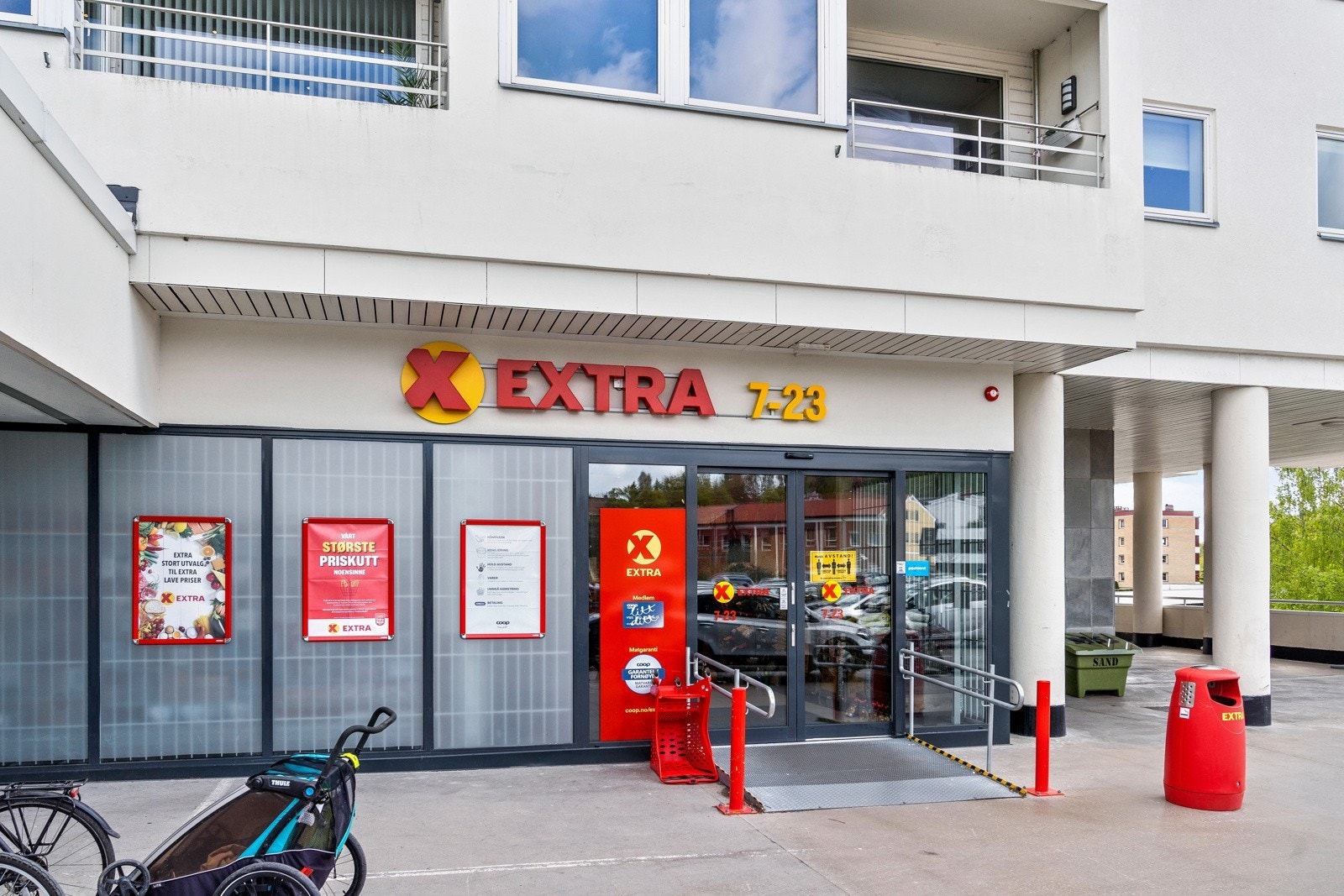 Her finner du Coop Extra i umiddelbar nærhet, beliggende i første etasje i samme bygg. Galleribilde