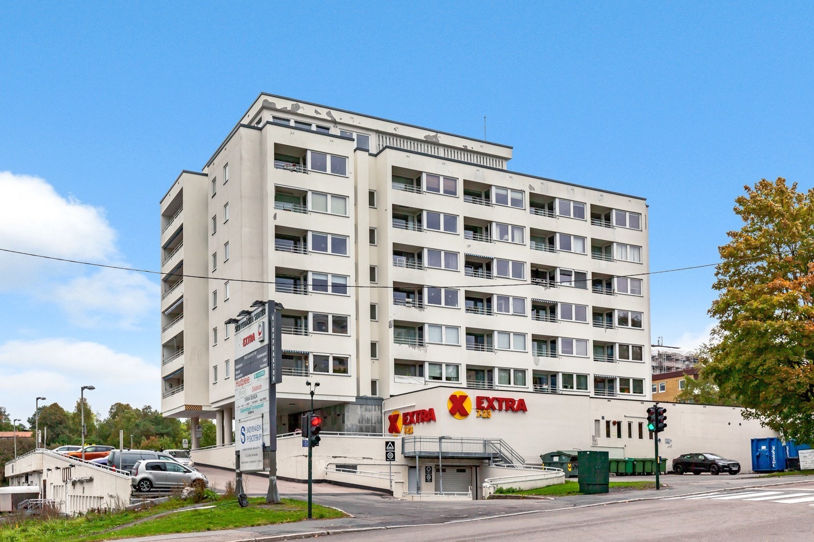 Eiendommen ligger sentralt og attraktivt til i Haakon Tveters vei 8, over Skøyenåsen senter. Galleribilde
