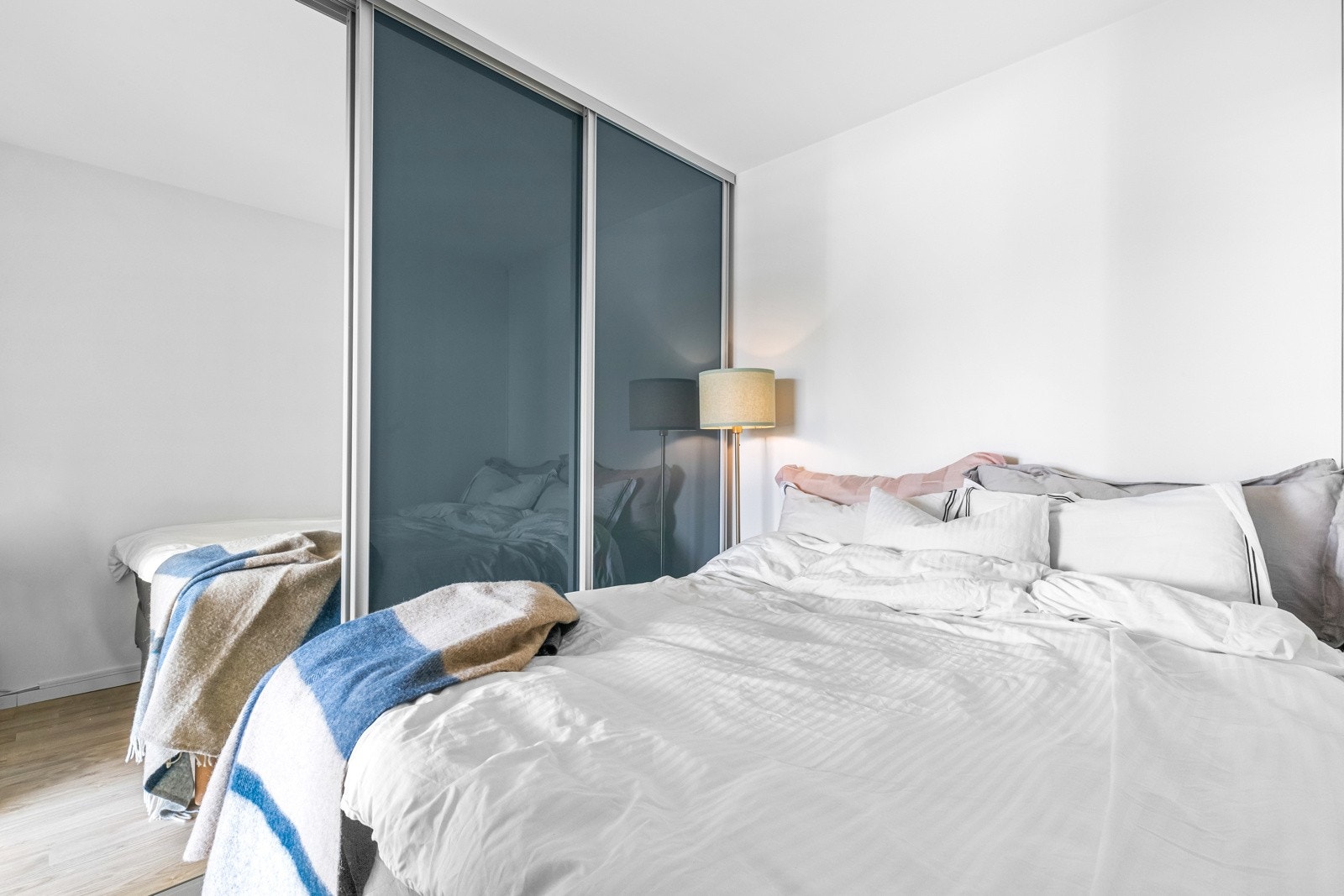 Mellom entreen og sovealkoven er det montert en stor og smart skyvedørsgarderobe med tilgang fra begge sider. Galleribilde
