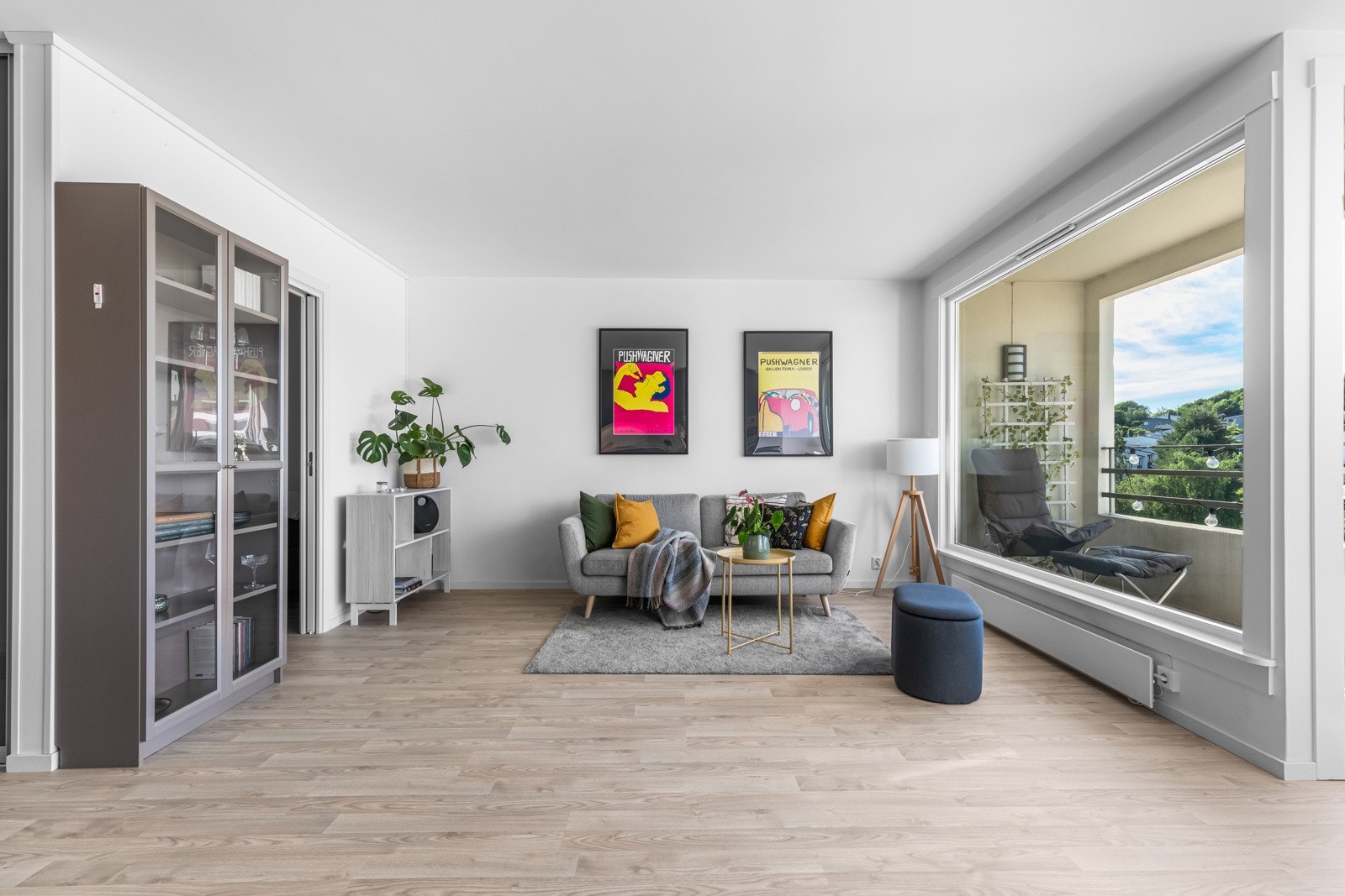 Det er ellers god plass til å innrede med sofa-gruppe, tv og tilhørende møblement. Galleribilde