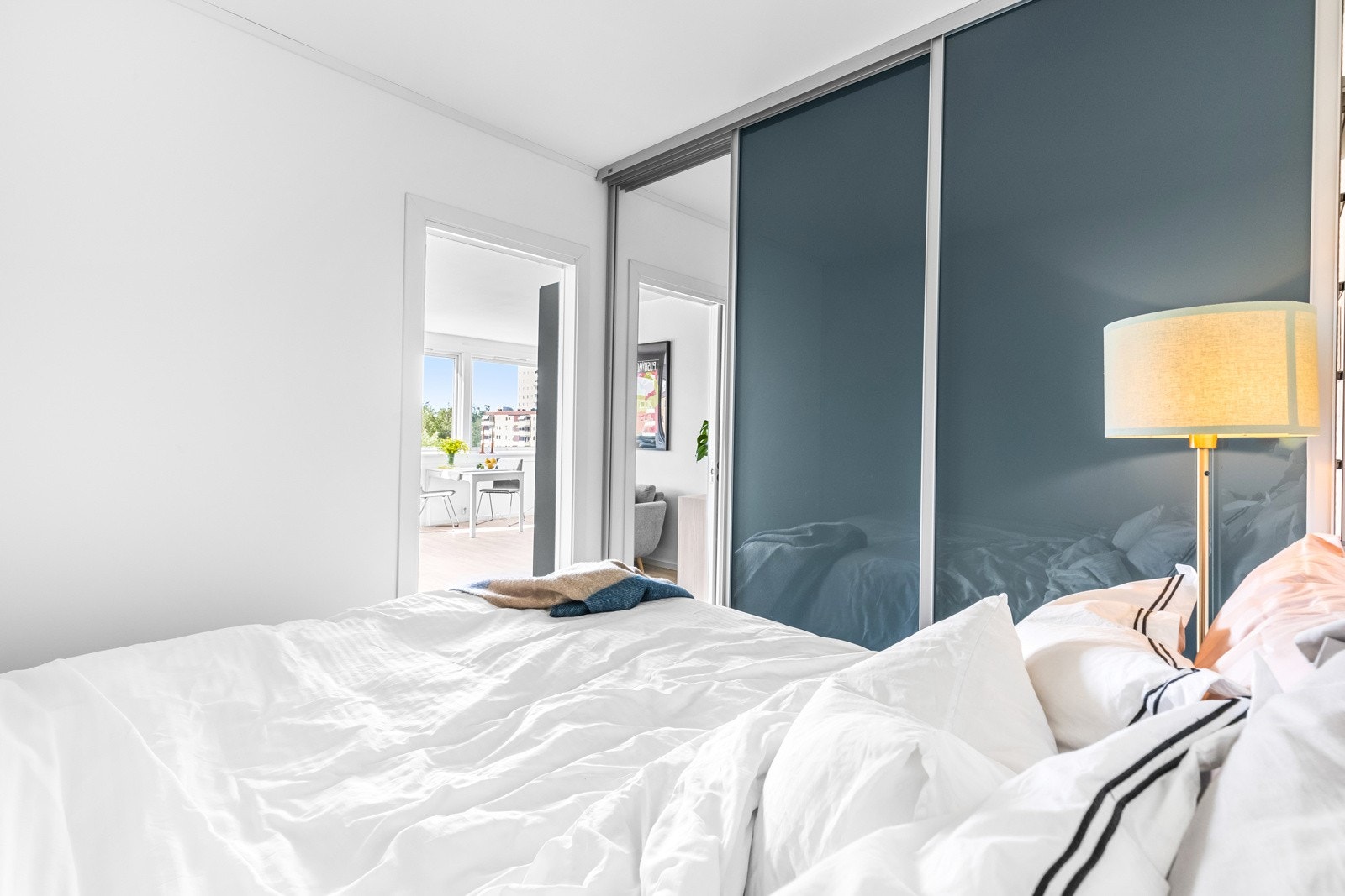 Leiligheten har en praktisk og fin sovealkove med adkomst via en plassbesparende skyvedør fra stuesonen. Galleribilde