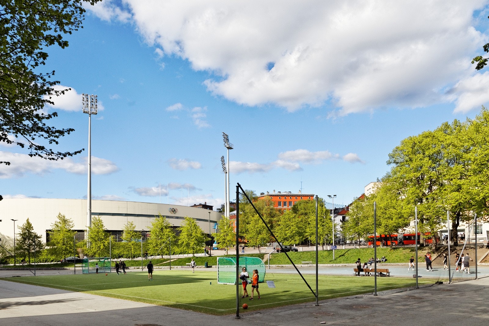 Lille Bislett har både lekeplass, ballbinge og basket- og fotballbane Galleribilde