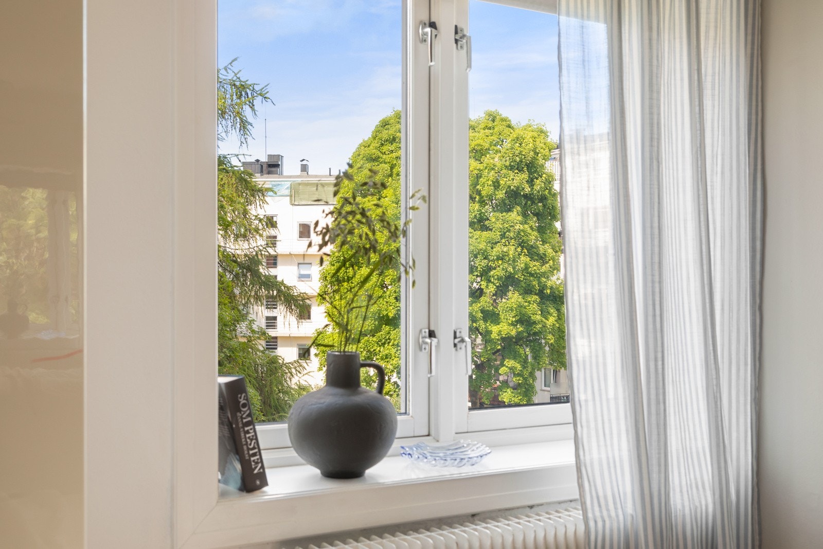 Hyggelig utsikt mot frodig bakgård Galleribilde