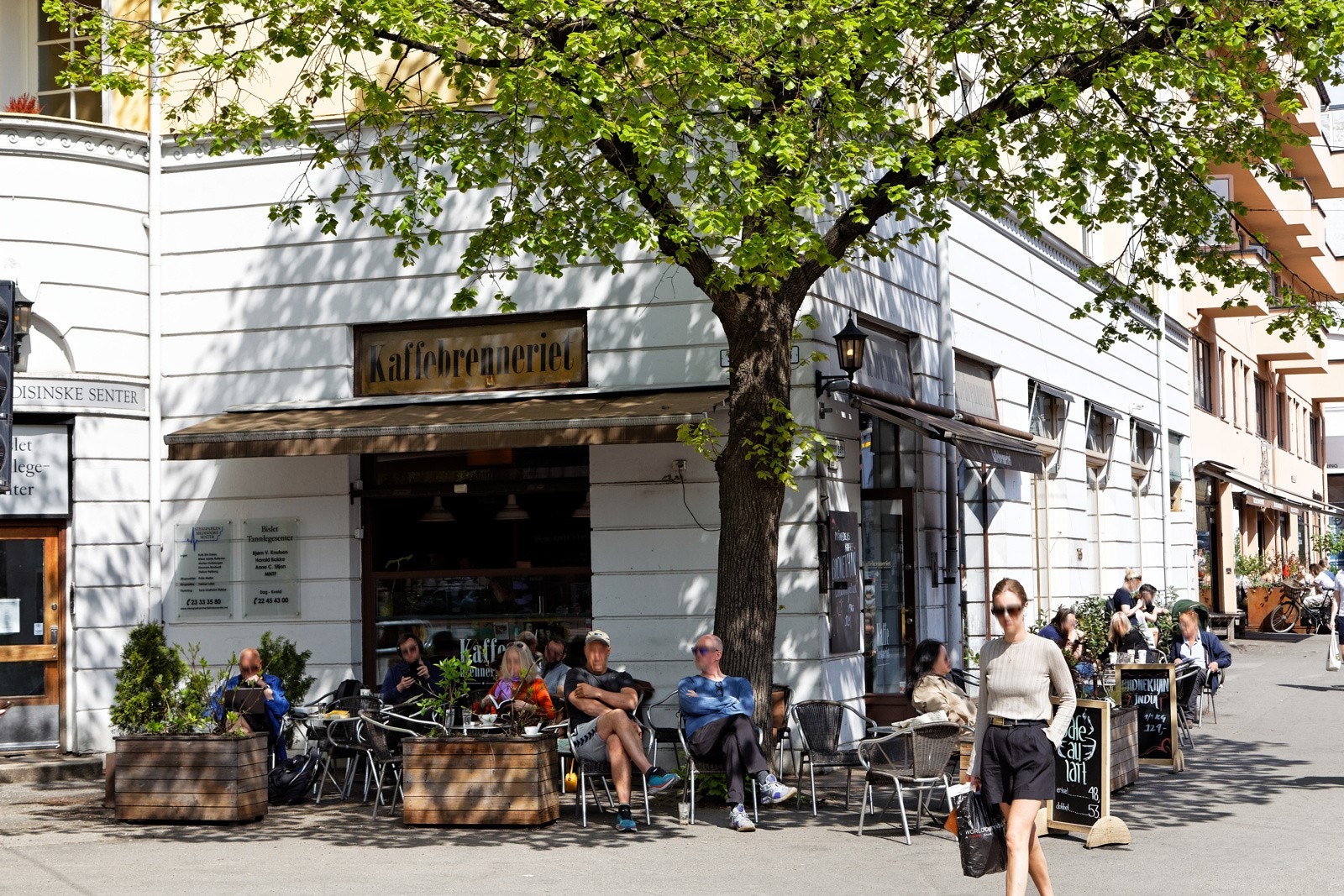 Området består av et mangfold av hyggelige cafeer, restauranter, butikker, apotek, frisører med mer Galleribilde