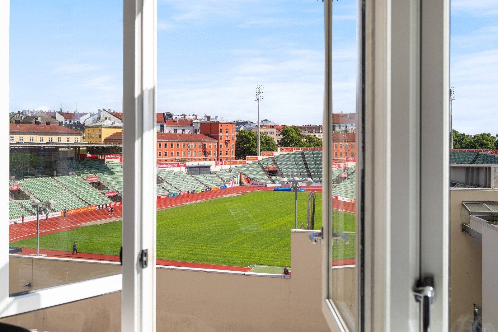 Fantastisk utsikt mot Bislett Stadion med vidt himmelrom. Fra vinduene i stuen er det mulig å følge Bislett Games, fotballkamper og festivaler Galleribilde