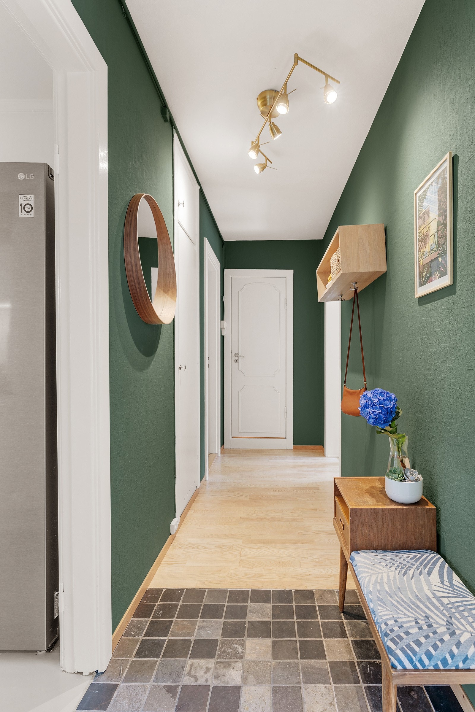 Mye oppbevaringsplass i innebygget skap. Galleribilde