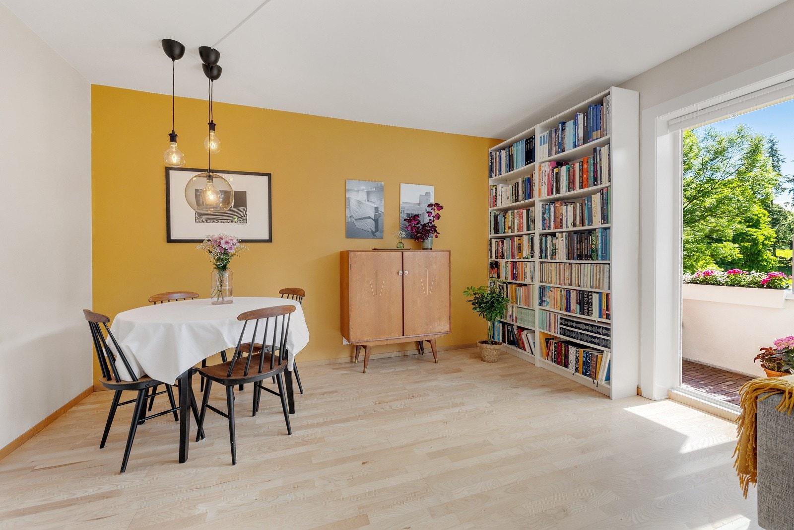 Stuen rommer også plass til et stort spisebord. Galleribilde