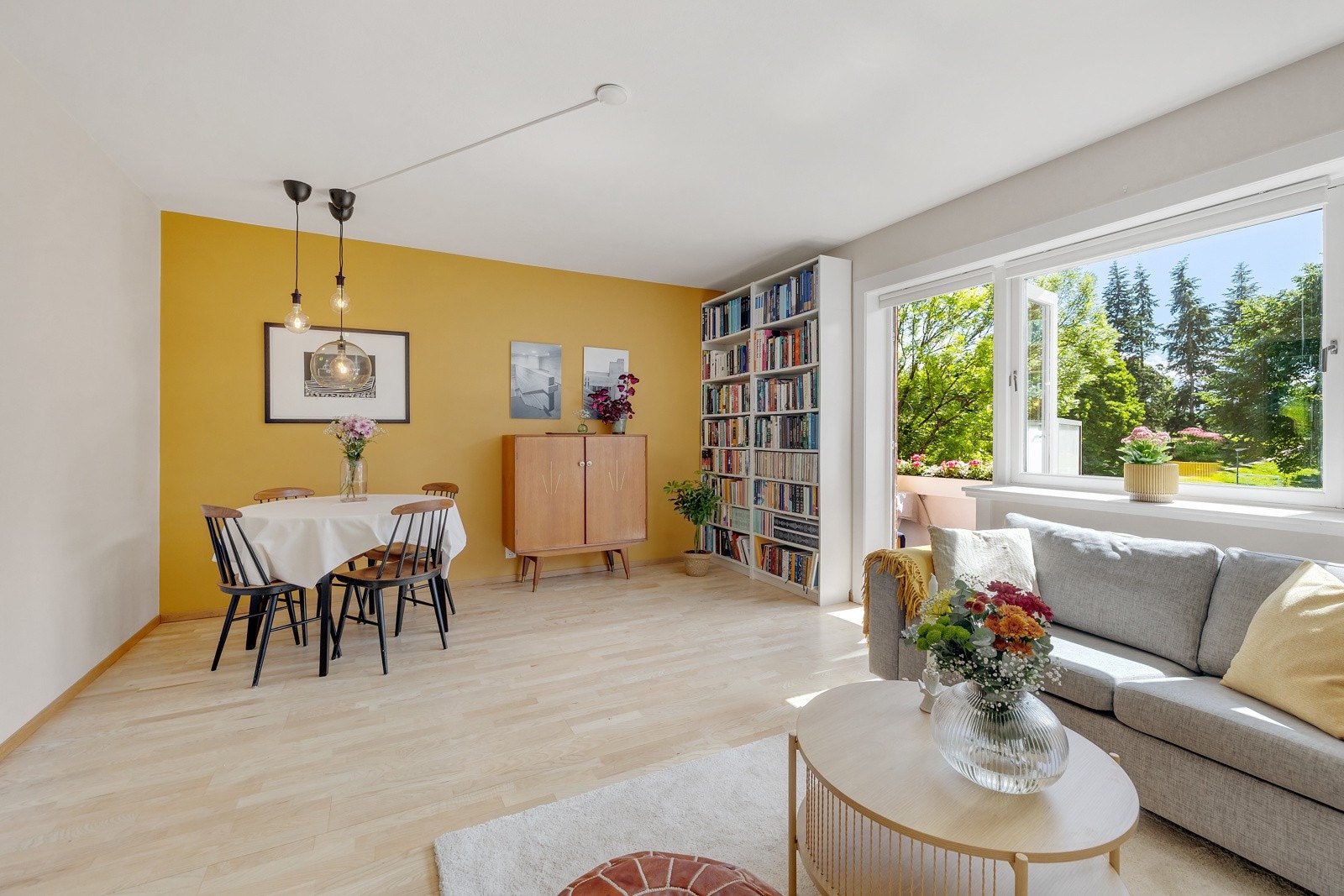 God plass til sofagruppe, spisebord, TV-seksjon, hyller og annet ønsket møblement. Galleribilde