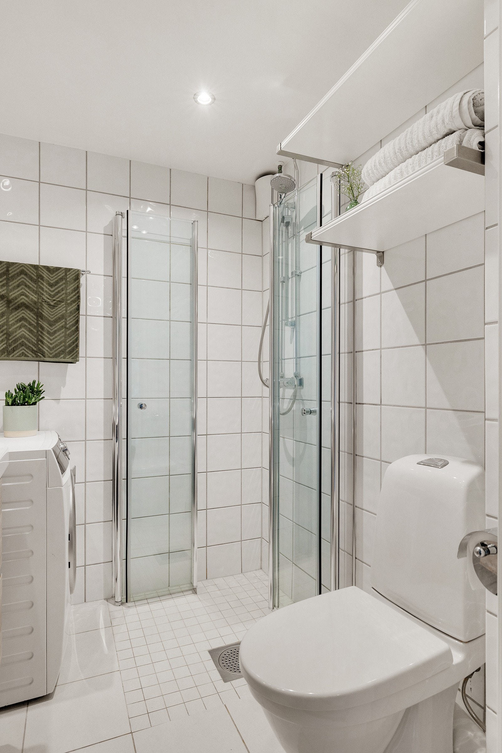 Badet har plass og opplegg for vaskemaskin. Downlights i himling. Galleribilde
