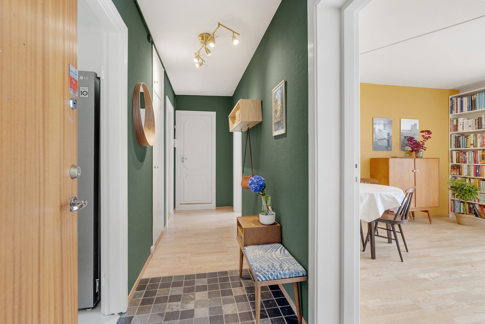 Du ønskes velkommen inn i en lys, innbydende og praktisk entré. Galleribilde