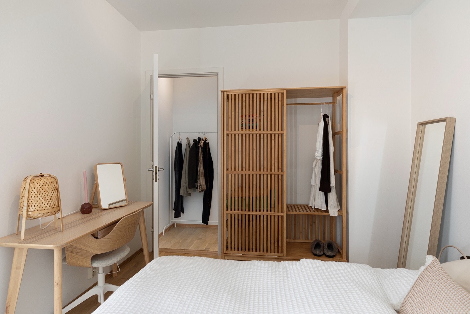 Praktiske, plassbygde løsninger. For ytterliggere oppbevaringsplass disponerer leiligheten en romslig bod i kjeller, med heisadkomst Galleribilde