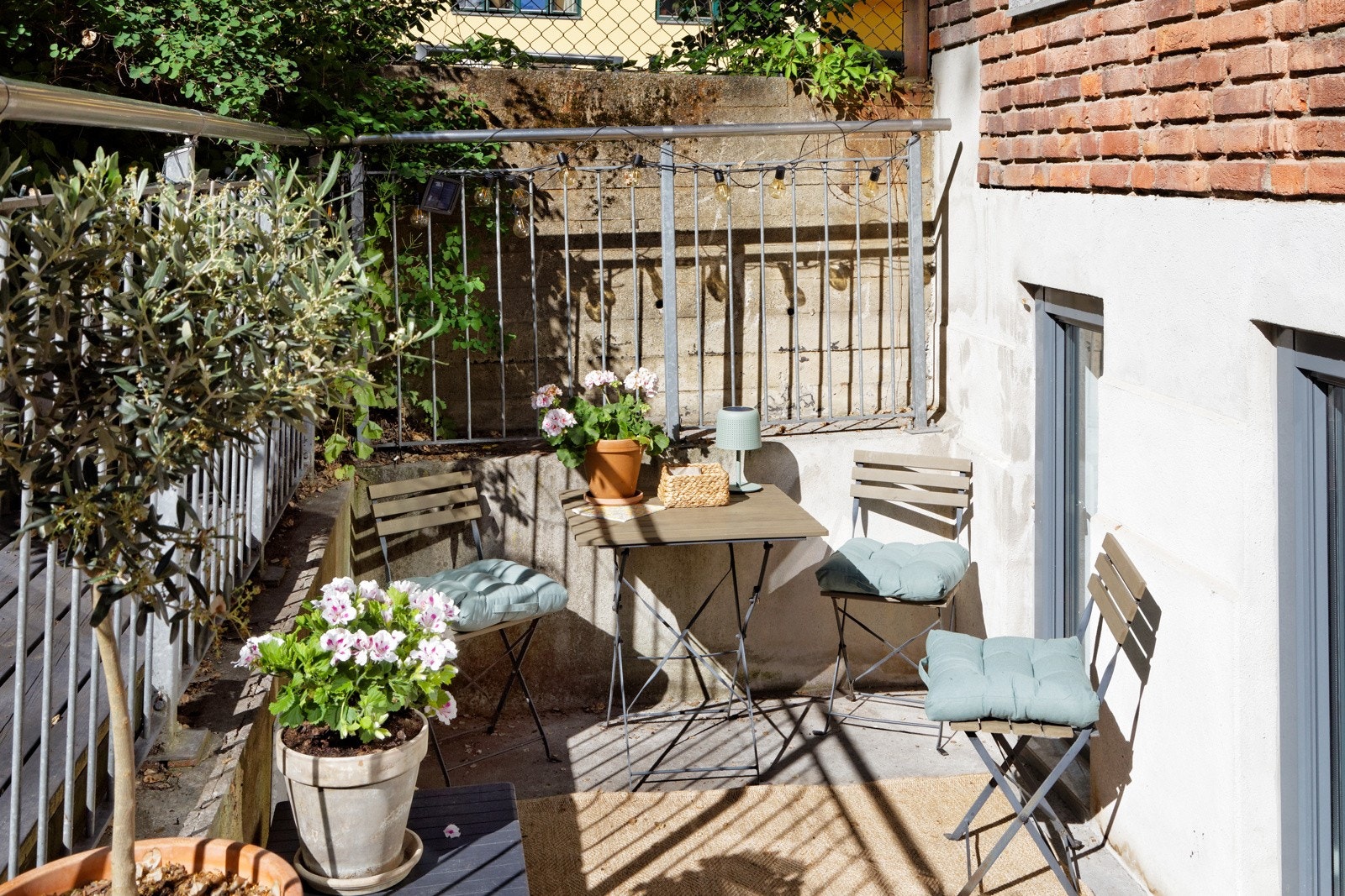 Det bør nevnes skjermet uteplass i tillegg til felles takterrasse med fantastiske solforhold! Galleribilde