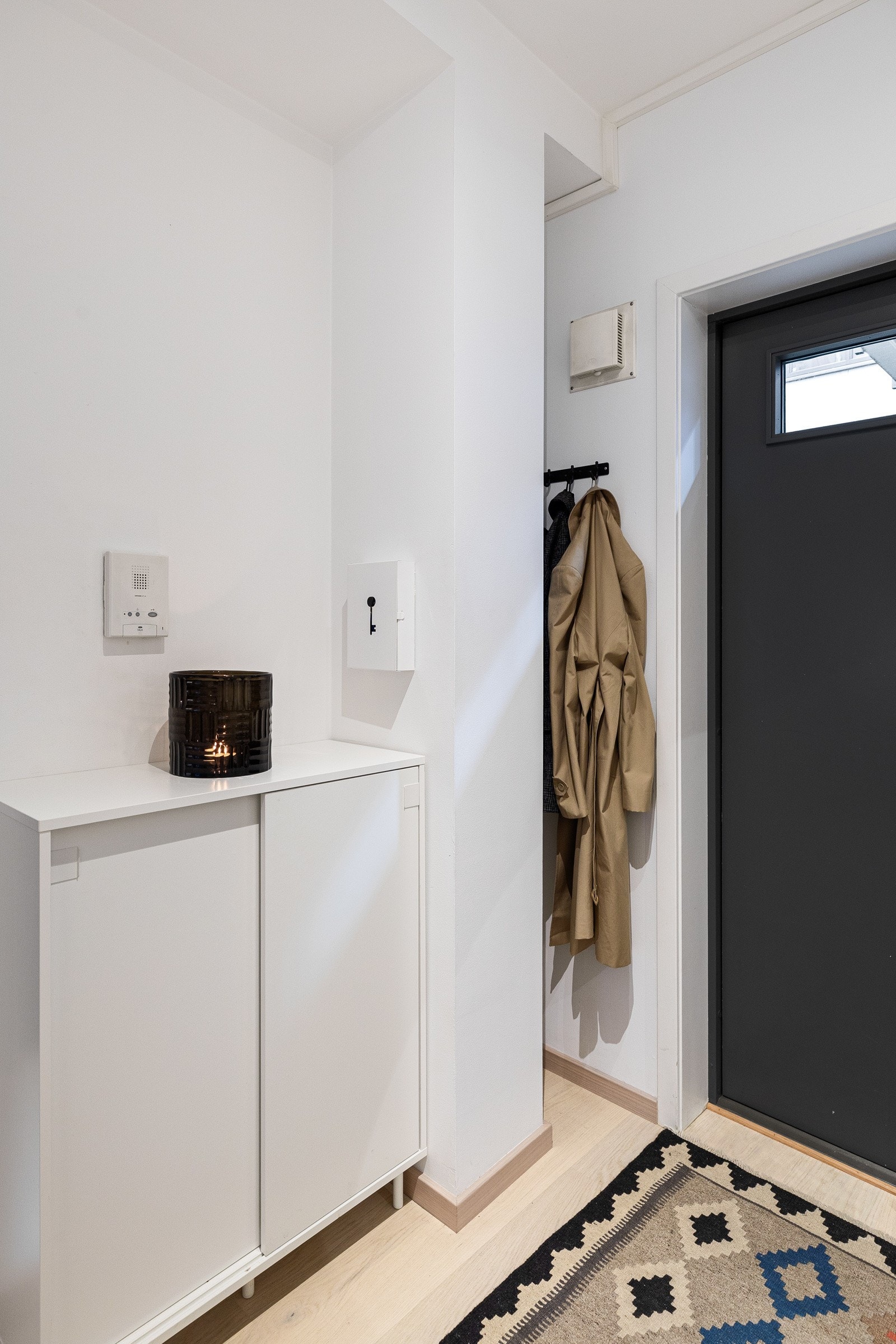 Beliggende i en skjermet tredje etasje med heisadkomst, ønsker leiligheten deg velkommen gjennom en hyggelig entré som gir plass til yttertøy og sko Galleribilde