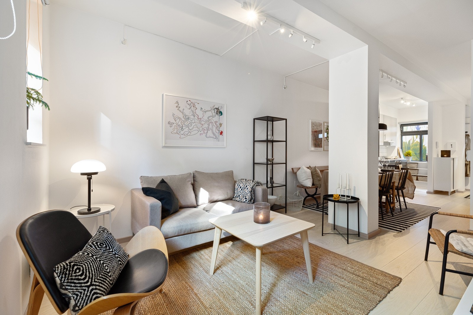 Bygget var en tidligere trafostasjon som ble omgjort til boliger i 2005, og byr på moderne fasiliteter som heisadkomst og holder en generell god standard Galleribilde