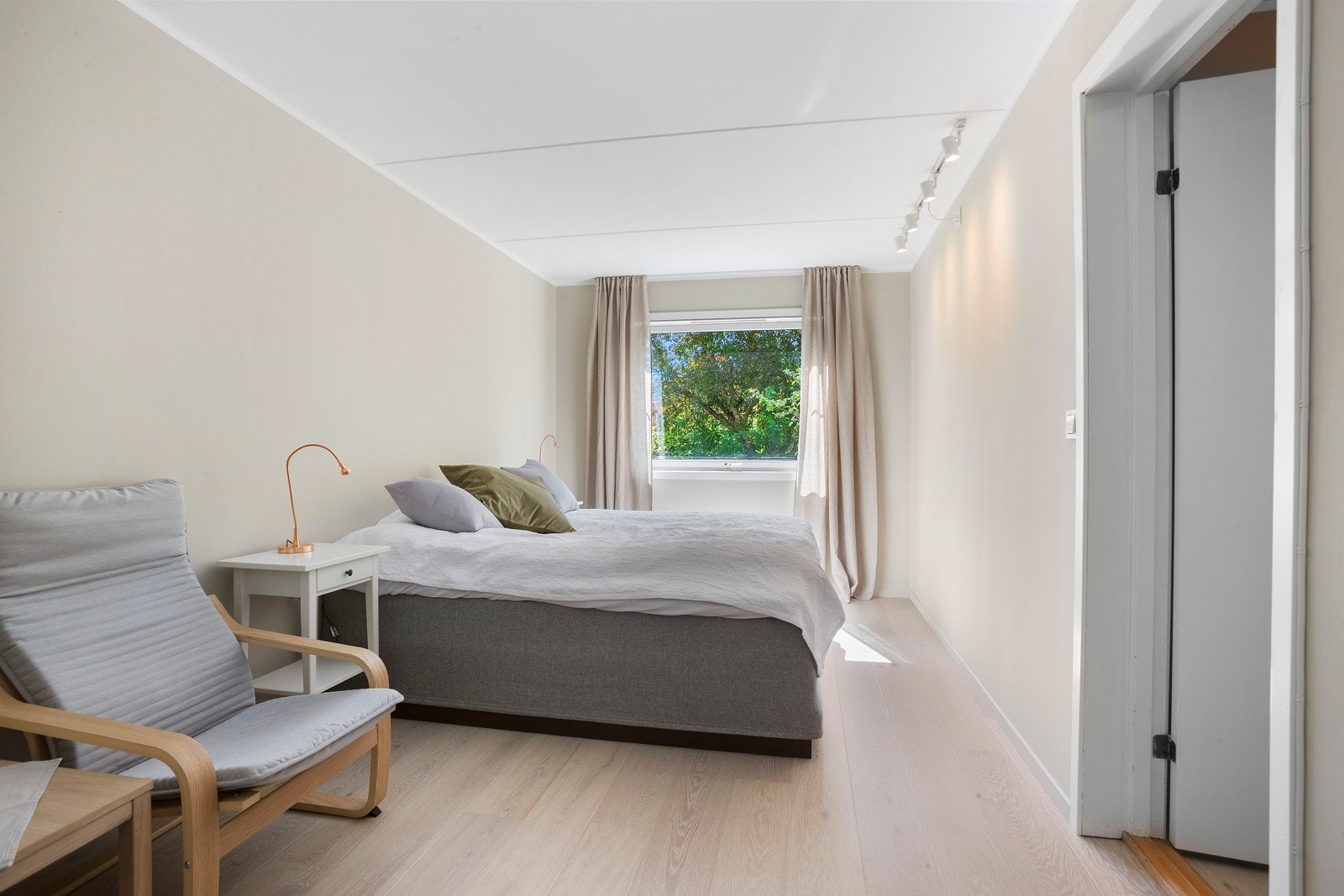 Soverom I - Hovedsoverom med omklednings - og garderobesone Galleribilde