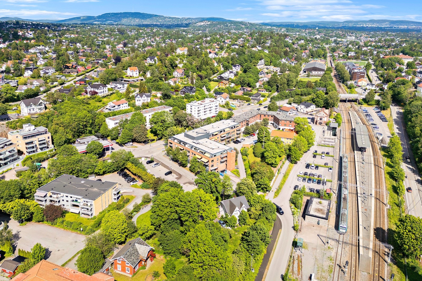 Kun få minutters gange til butikker og kafeer, fine tur og friområder samt alt av offentlig kommunikasjon - også Flytog. Galleribilde