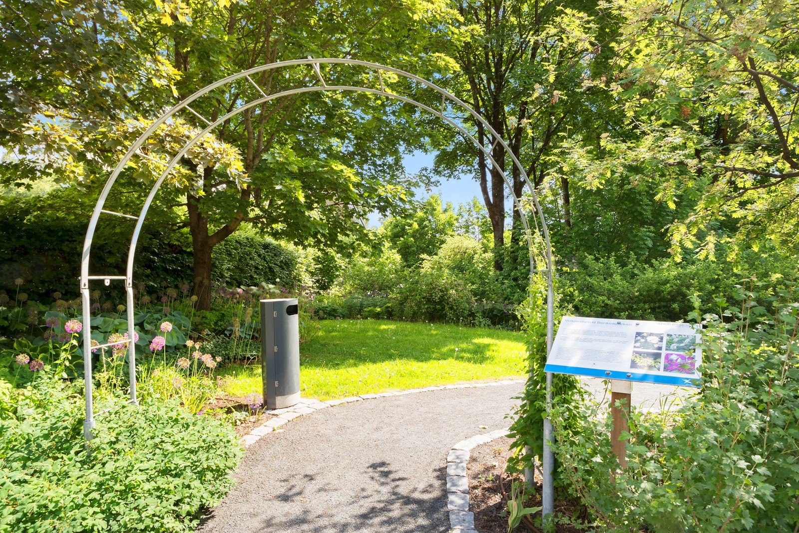 Benkow parken er en hyggelig oase mellom bebyggelsen i Jernbaneveien Galleribilde