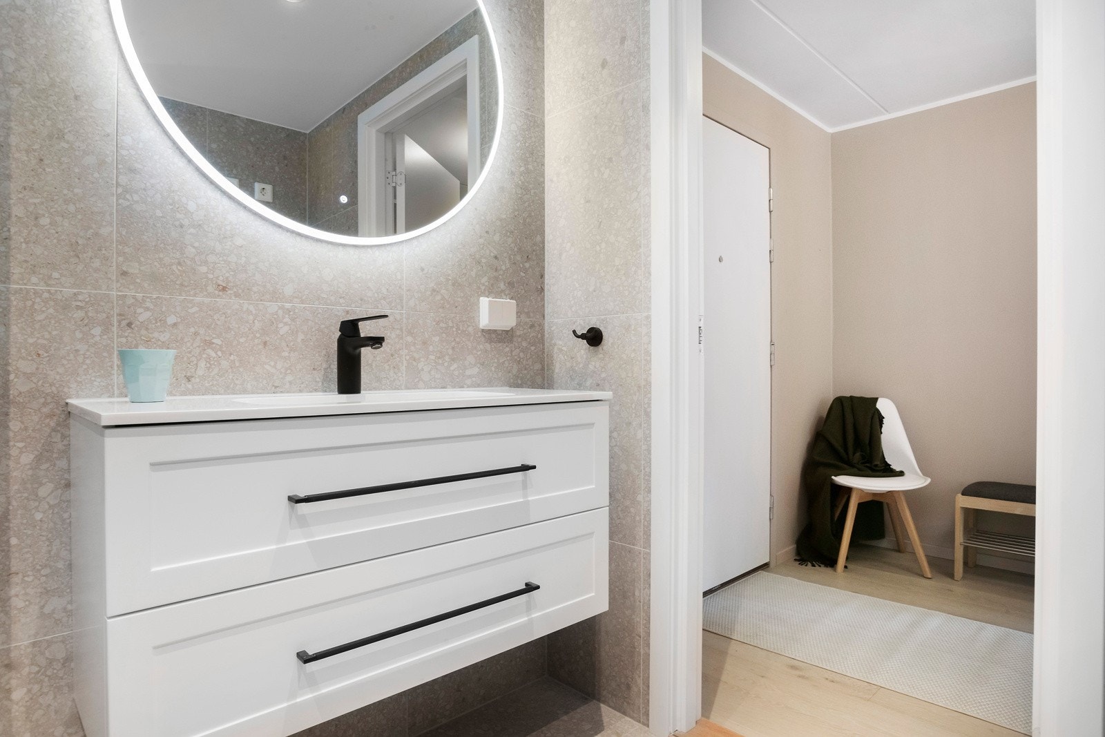 Servantinnredning med kvalitetsarmatur (Grohe) og speil med led belysning Galleribilde