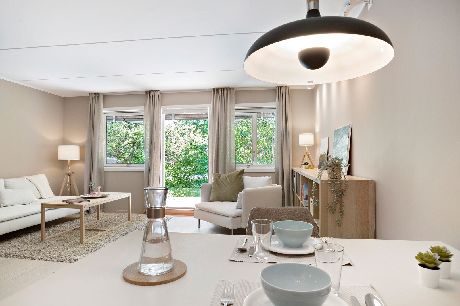 Spiseplass mellom kjøkken og stue Galleribilde