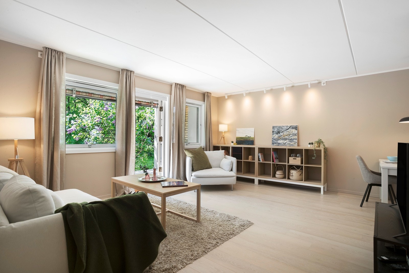 Lys og romslig stue med utgang til overbygget terrasse Galleribilde