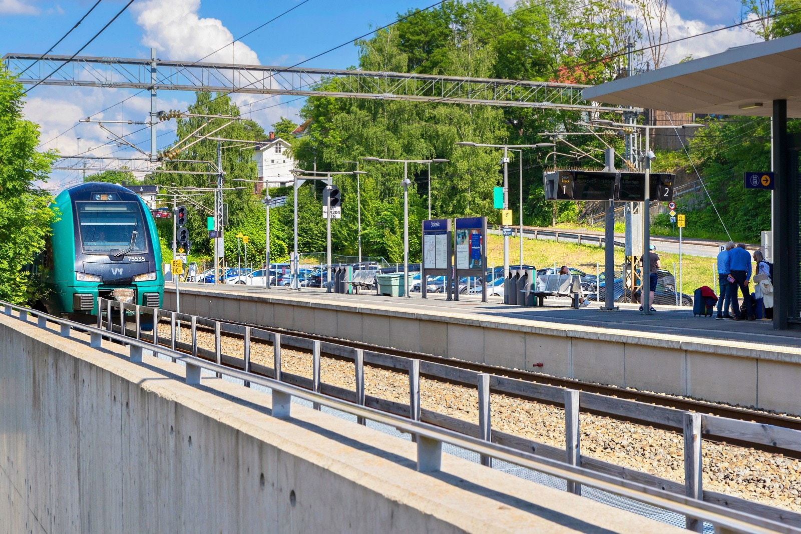 Fra Stabekk togstasjon går det både Flytog og lokaltog - 7 min til Sandvika, 13 min til Oslo S og 45 min til Oslo lufthavn. Galleribilde