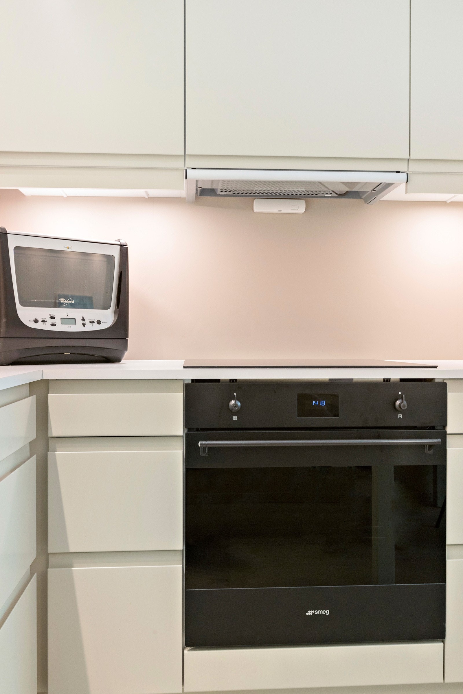 Kvalitets hvitevarer fra Smeg/ AEG - Induksjonstopp, komfyr, kjøl/ fryseskap og oppvaskmaskin. Galleribilde