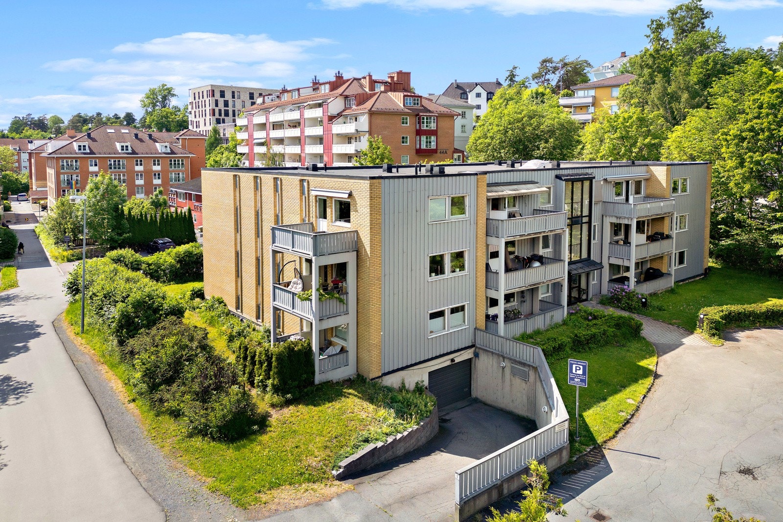 Parkering i avlåst parkeringskjeller under blokken. Galleribilde