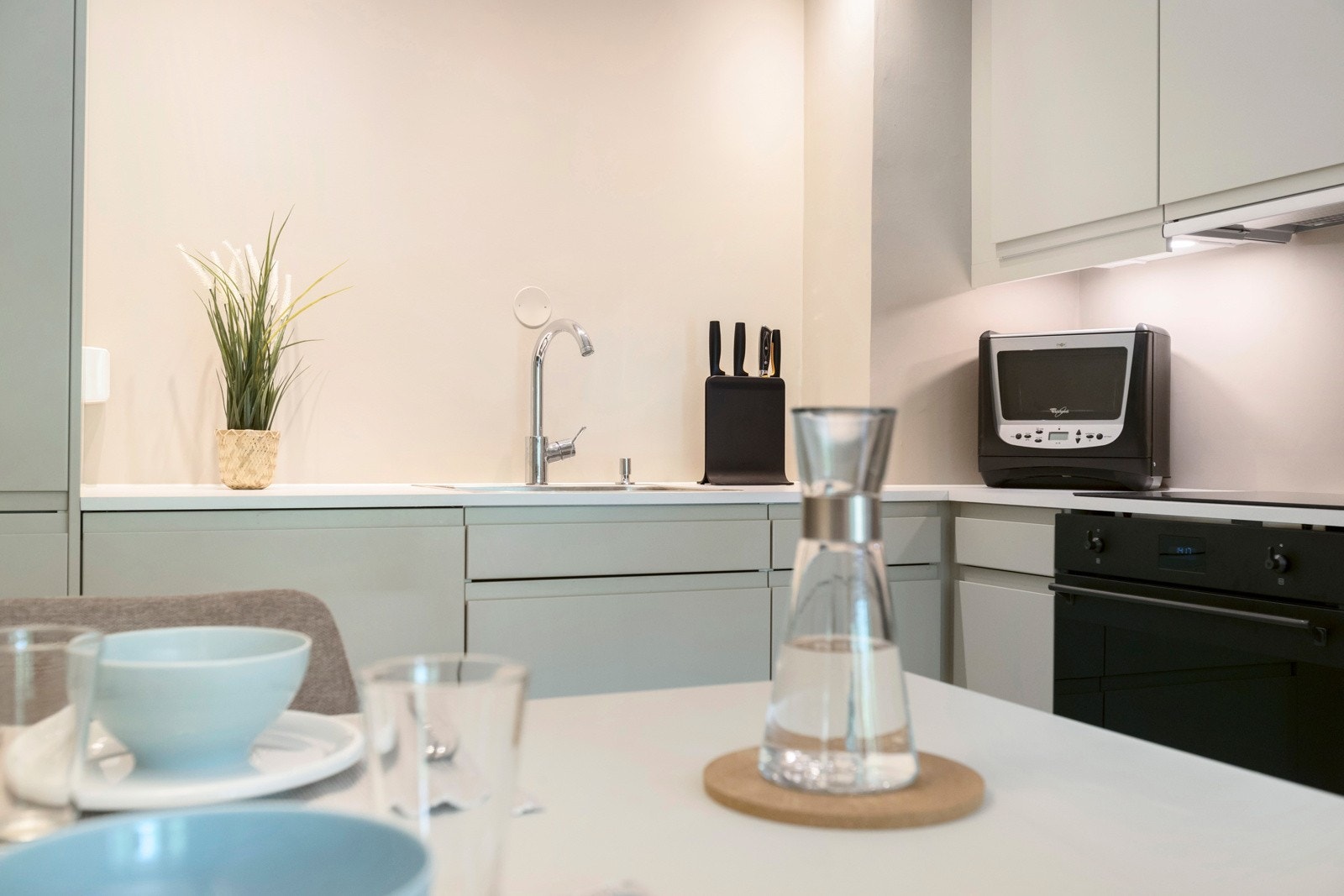 Lekkert kjøkken fra Huseby med integrert belysning og hvitevarer Galleribilde